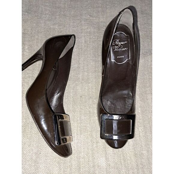 Roger Vivier Paris Shoes Size 36 5.5 US Gray Patent LeatherSilver Buckle Pumps